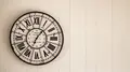 Grande orologio da parete in una stazione ferroviaria